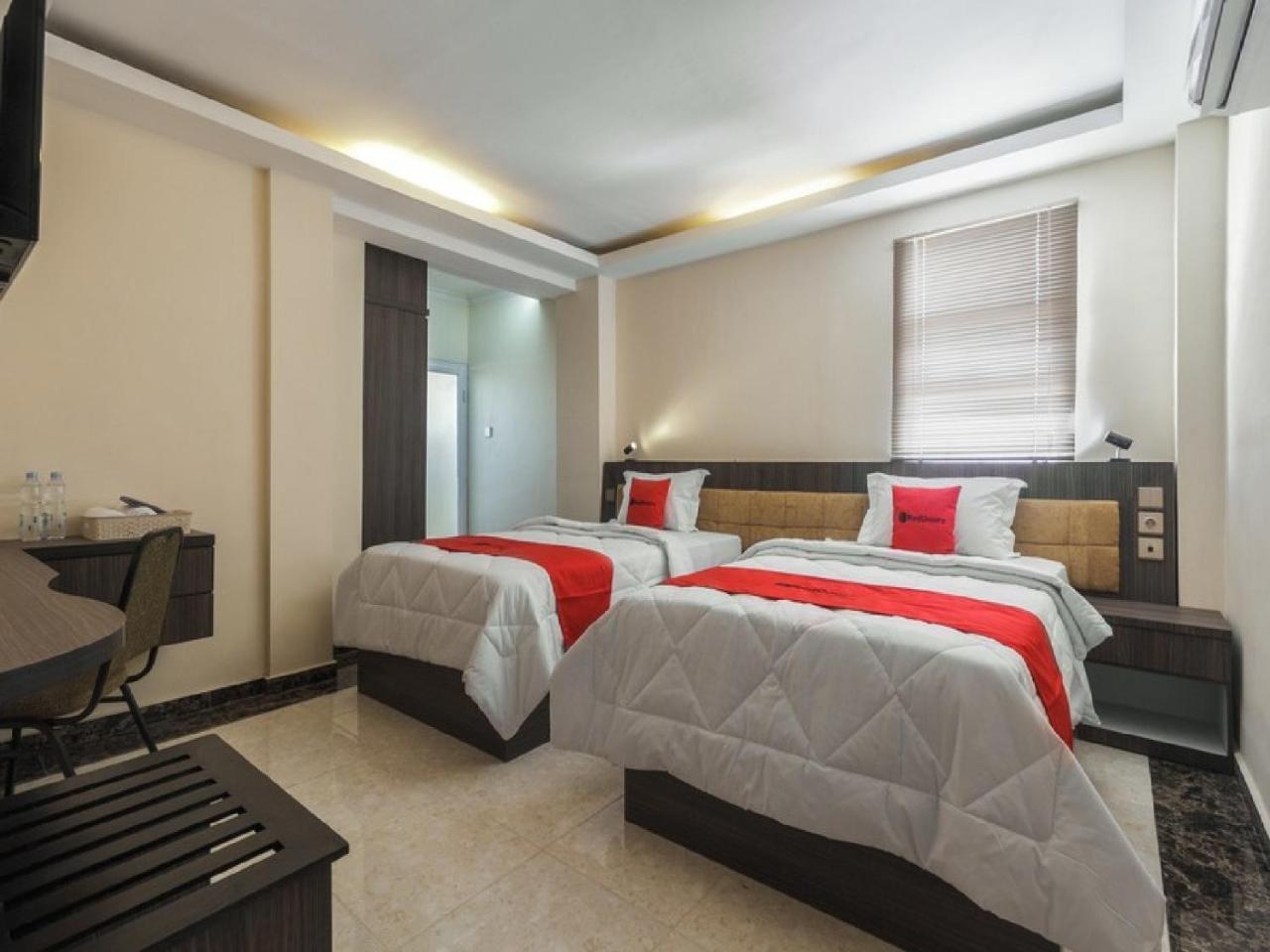 Reddoorz Plus @ Boulevard Panakkukang Macáçar Exterior foto