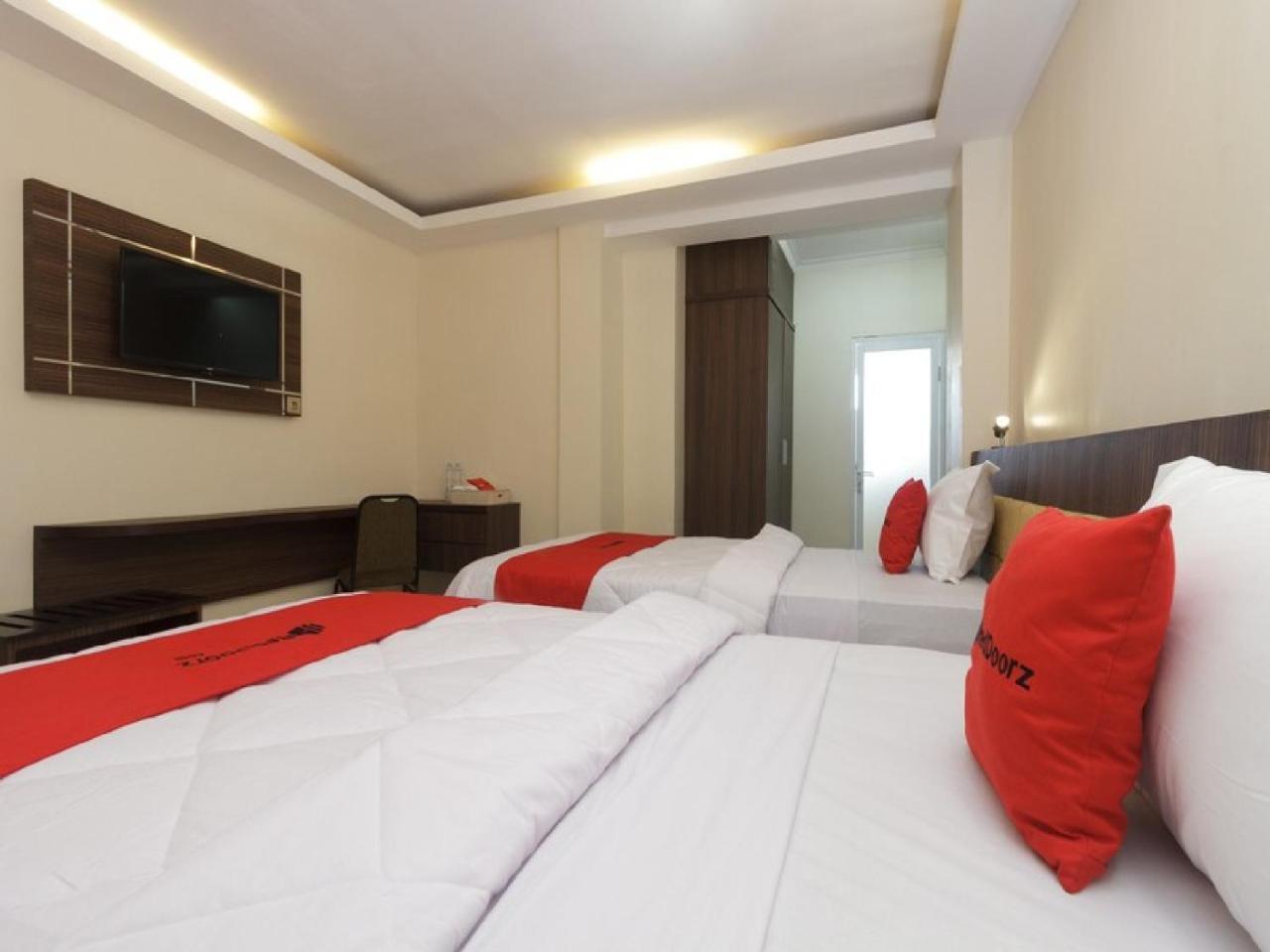 Reddoorz Plus @ Boulevard Panakkukang Macáçar Exterior foto